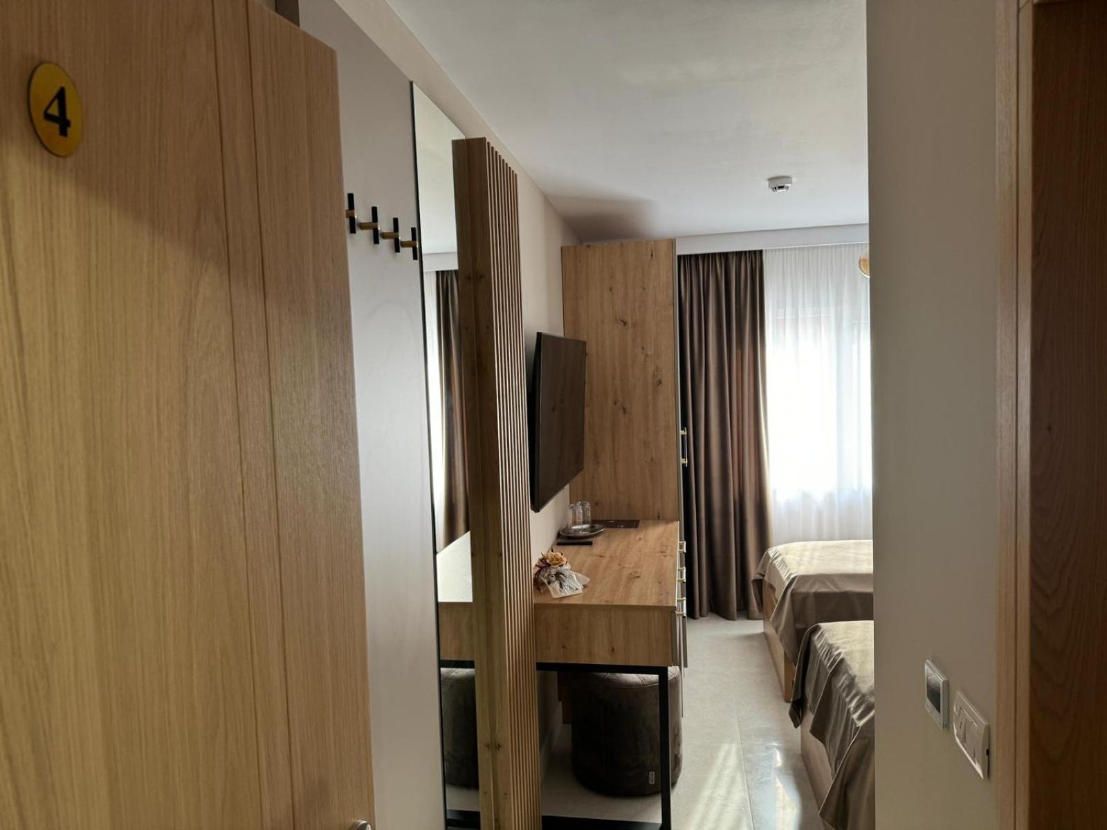 Pensiune Restaurant Pizzerie 2 Pauni Borsa  Bagian luar foto