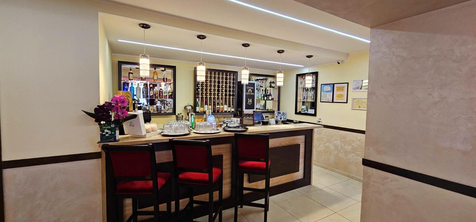 Pensiune Restaurant Pizzerie 2 Pauni Borsa  Bagian luar foto