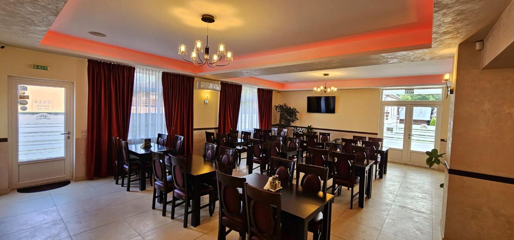 Pensiune Restaurant Pizzerie 2 Pauni Borsa  Bagian luar foto